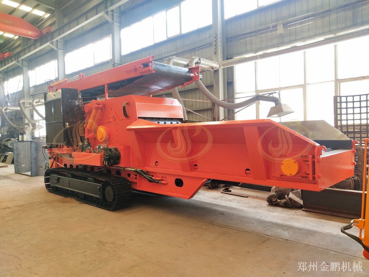 郑州金鹏大型移动式树枝粉碎机在林区清理现场的应用