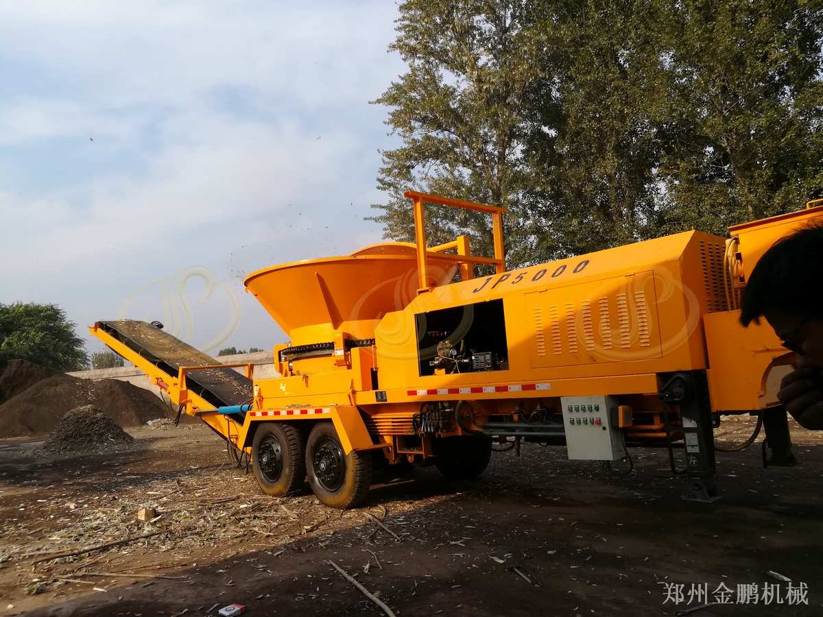 郑州金鹏大型树木破碎机在生物质料场燃料预粉碎中的应用