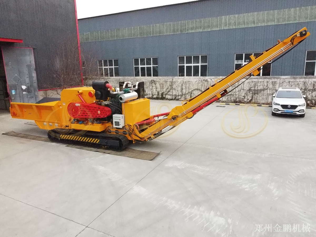 郑州金鹏木材移动式破碎机转场作业与料堆分散现场处理方案