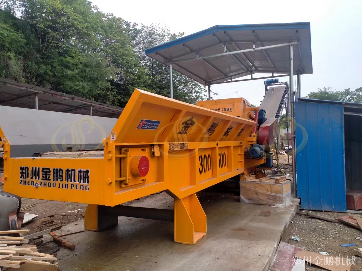 郑州金鹏大型木板粉碎机在废旧板材预粉碎中的应用