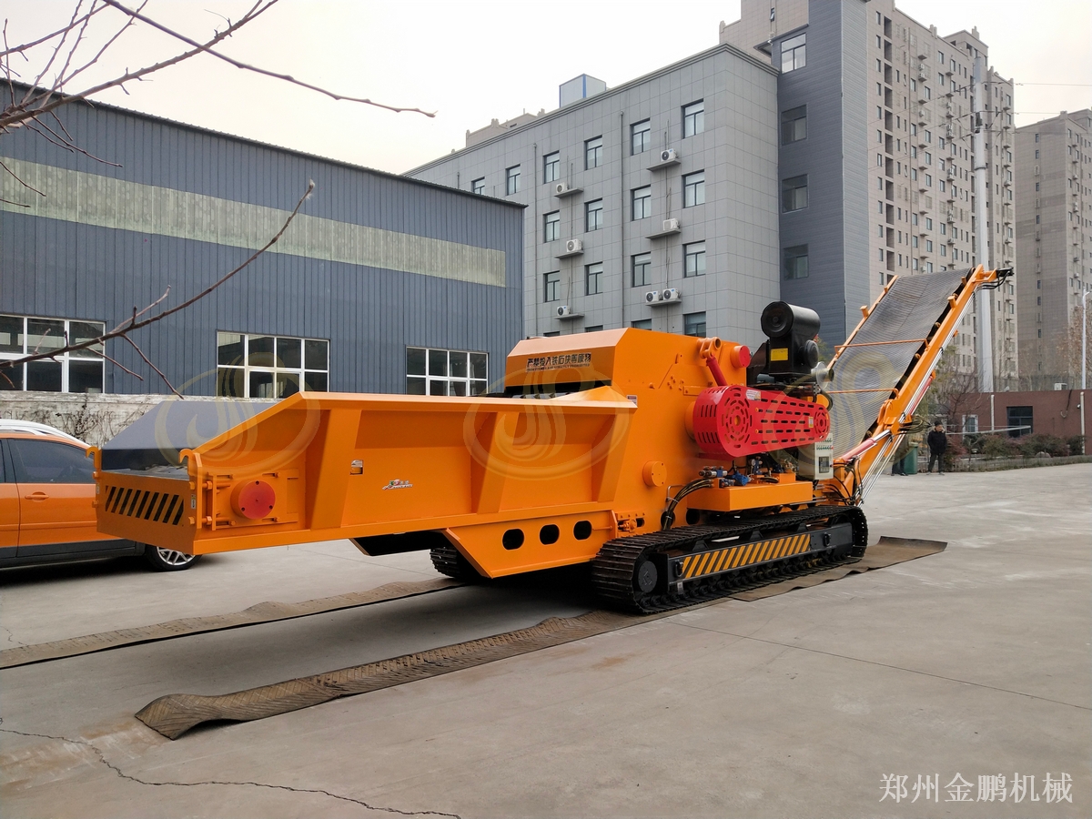 郑州金鹏进口大型树枝粉碎机移动作业与料场预粉碎应用