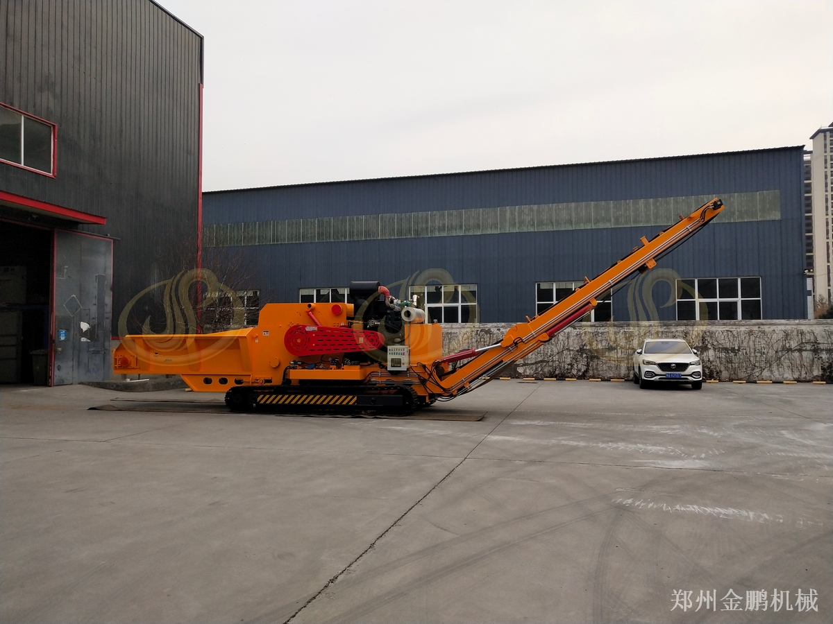 郑州金鹏大型移动式木材粉碎机械与分散料场转场作业方案
